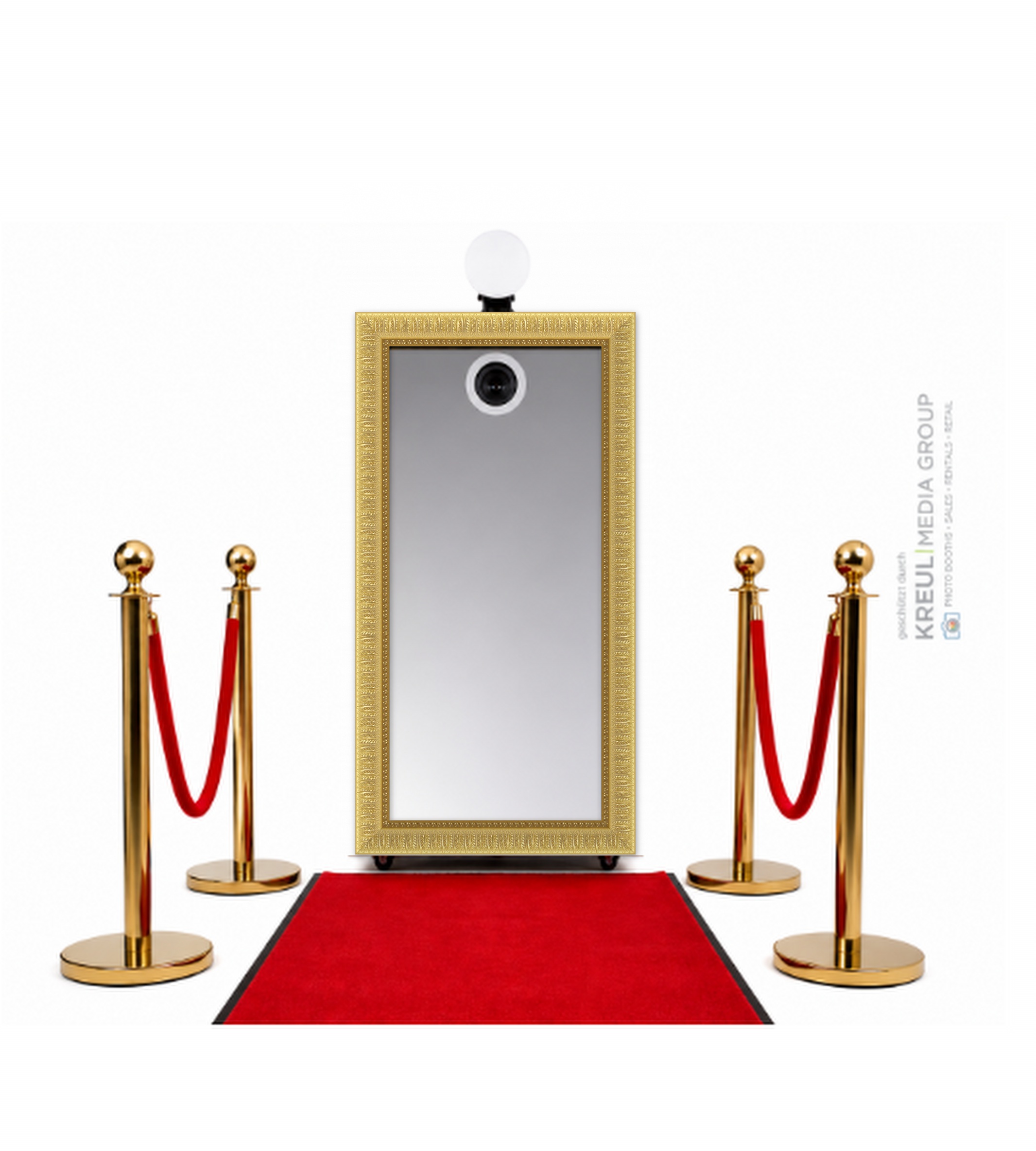 Magic Mirror mit Rahmen Milano Gold, rotem Teppich und goldenen Absperrpfosten